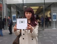 Chunli Fu a Beijing per ritirare la sua iTunes Card da 10.000$ dopo aver scaricato la 25 miliardesima app