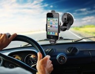 Su Groupon in offerta un supporto da auto con caricatore e uscita aux per iPhone 4 e iPhone 4S