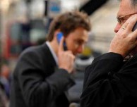 A cosa non rinuncerebbero mai gli italiani? Al cellulare, ovvio!