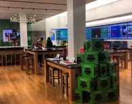 Apple vs Microsoft: sfida natalizia, con uno store vuoto. Quale?