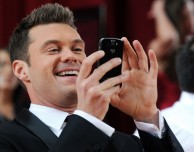 Ryan Seacrest spende 1 milione di dollari in una tastiera per iPhone