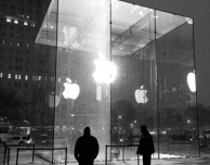 New York: uno spazzaneve manda in frantumi un vetro dell’Apple Store