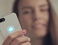 Lunecase: una cover alimentata dall’energia “libera” che fornisce notifiche LED