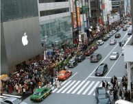 Bagarini, code interminabili e scorte terminate: ecco il Day One dei nuovi iPhone