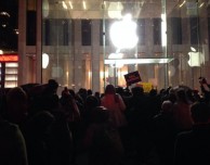 New York: proteste anche dinanzi all’Apple Store sulla 5th Avenue