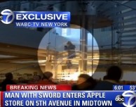 Un uomo, una katana e un Apple Store…