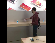 Niente garanzia di due anni? Un uomo la prende a male e distrugge decine di iPhone!