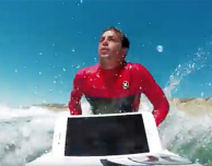 Un surfer prova l’impermeabilità dell’iPhone 7
