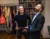 Tim Cook fa visita ad alcuni imprenditori francesi