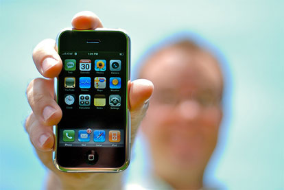 iPhone: Apple e At&T chiedono ai clienti come puo’ migliorare
