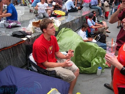 A New York clienti in fila per l’iPhone 3G