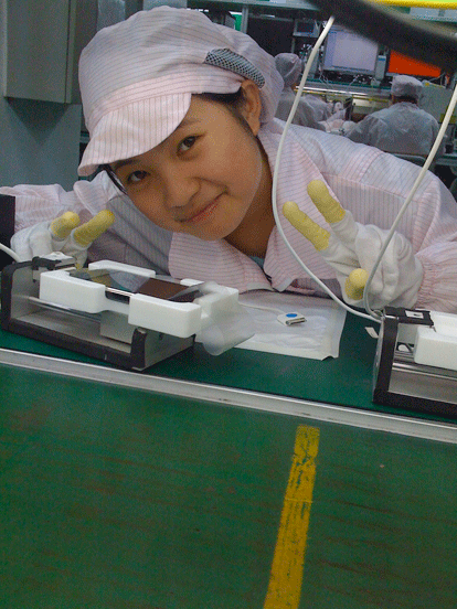 Gli operai cinesi scattano foto all’interno delle fabbriche