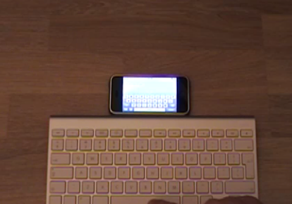 iPhone e tastiera wireless comunicano tramite bluetooth