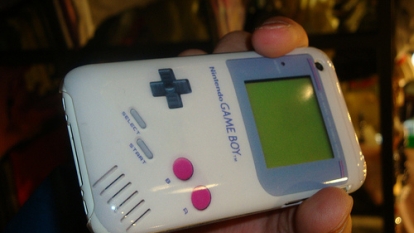 Un case per iPhone a forma di Game Boy