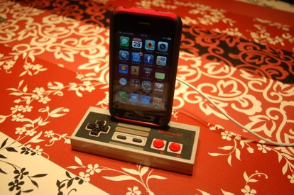 Un dock per iPhone con il controller del NES