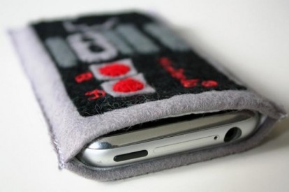 Custodia per iPhone in stile controller NES