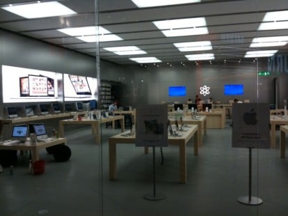 L’attesa notturna per l’Apple Store di Milano [REAL TIME UPDATES]