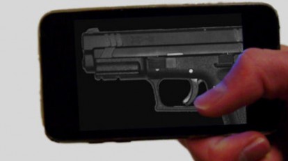 Uomo arrestato in un AppleStore: minaccia di sparare al suo iPhone con una 9mm