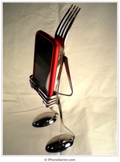 Lo stand per iPhone realizzato con… le posate!