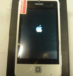 iPhone 4G: il primo clone arriva dalla Cina!