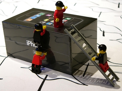 HUMOR: i personaggi Lego che aprono la confezione dell’iPhone