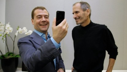 Steve Jobs regala un iPhone 4 al presidente russo