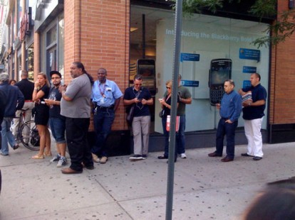 Breaking News: Tanta gente già in fila a New York per pre-ordinare l’iPhone 4!