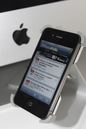 iPhone 4 perfettamente compatibile con Xtand e Apple Universal Dock!