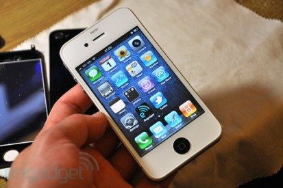 Engadget trasforma l’iPhone 4 da nero a bianco