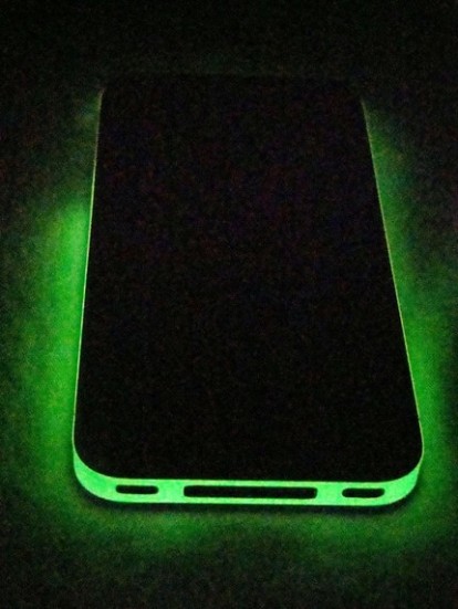 La pellicola fluorescente per iPhone 4 disponibile su etsy.com