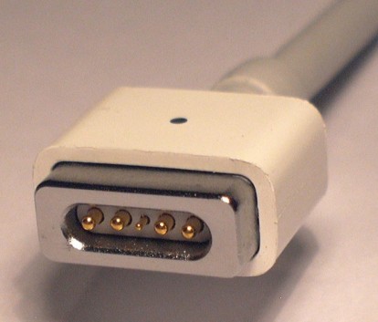 Apple denuncia un’azienda che produce caricabatterie con attacco MagSafe!