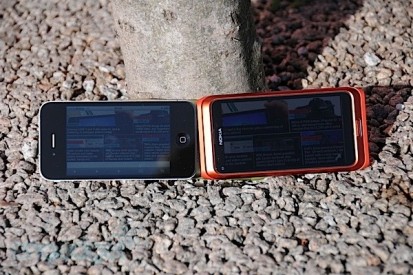 Nokia E7 Vs iPhone 4: meglio l’AMOLED o il Retina display?