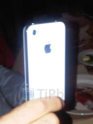 Avvistato un altro iPhone 4 bianco: confermati i problemi al tasto home?