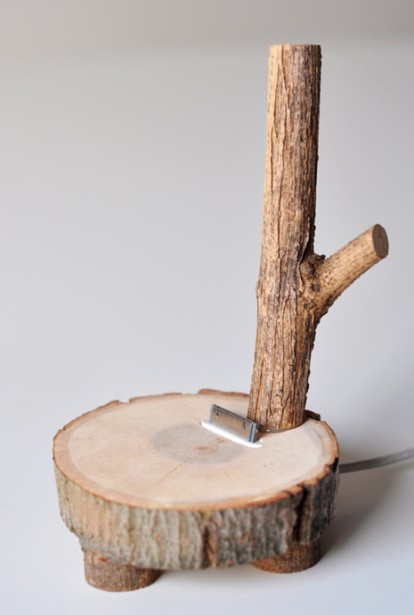 Il dock per iPhone realizzato con un albero