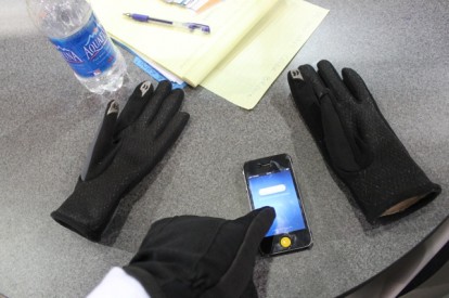 CES 2011: iPhoneItalia e iStuff provano i guanti SmartTouch per iPhone