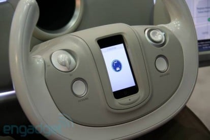 Da Denso Technology auto del futuro con un iPhone inserito nel volante!