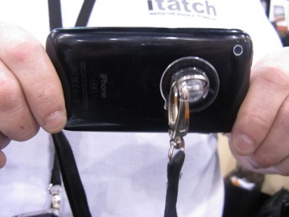 CES 2011: iTach, la superventosa per portare iPhone e iPad al collo