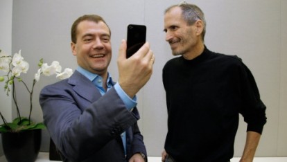 Steve Jobs regala un iPhone 4 bloccato al presidente russo Medvedev