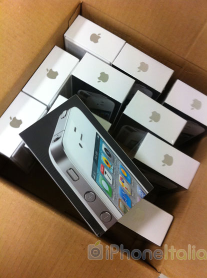 Nei negozi H3G arrivano gli iPhone 4 bianchi, ma Apple ne vieta (per ora) la vendita [ESCLUSIVA]