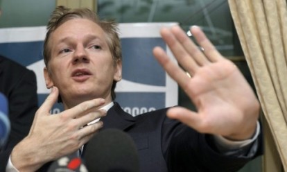 Julian Assange reputa Facebook “una spaventosa machina per spiare la gente”