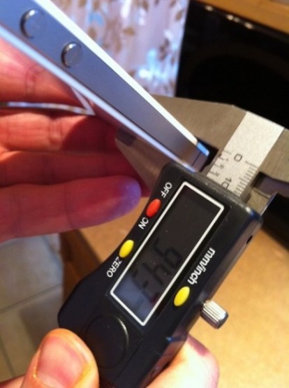 C’è chi misura lo spessore dell’iPhone 4 bianco con un calibro digitale…