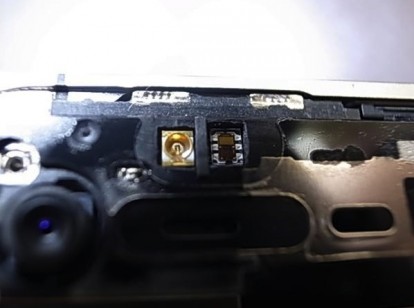 Foto di un iPhone 4 bianco disassemblato: nuove lenti per la fotocamera posteriore e sensore di prossimità aggiornato