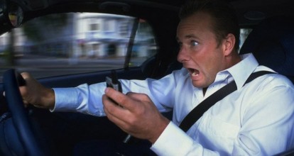Uno studio cerca di fare chiarezza sui rischi nell’utilizzare il cellulare in auto