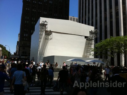 Apple costruisce un cubo temporaneo per l’Apple Store della Fifth Avenue