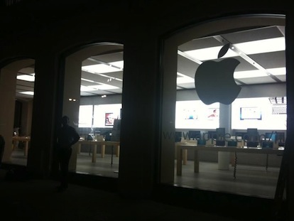 Ultimi preparativi per l’Apple Store di Bologna
