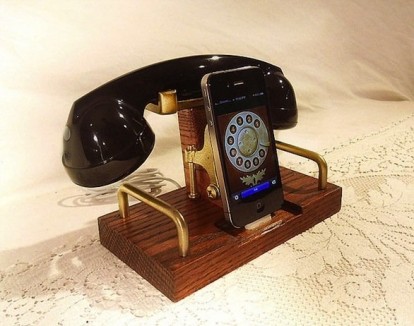 Un telefono d’altri tempi? No, un dock per iPhone 4