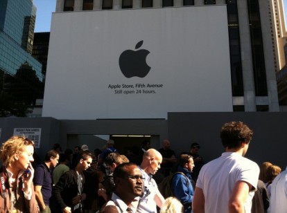 iPhone 4S: due ragazzi in fila da 13 giorni davanti all’Apple Store di New York