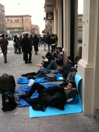 Bologna: prime persone in fila in attesa dell’iPhone 4S