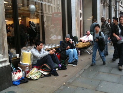 Anche all’Apple Store di Londra c’è già la fila per l’iPhone 4S