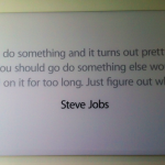 L’eredità di Steve Jobs vive nel Campus Apple in una serie di fotografie e poster